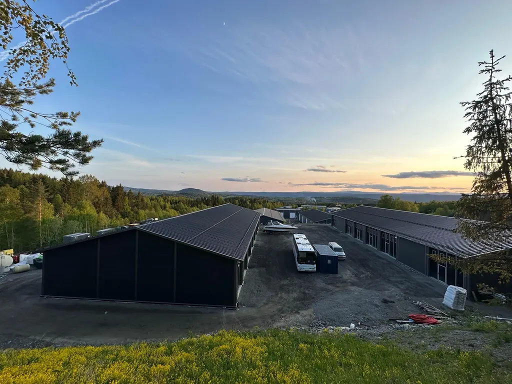 Oversikt over lagerbyggene på Amundrud en sommerkveld